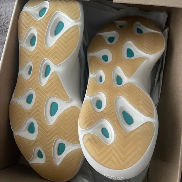 Yeezy 700 kyanites - Picture 6 of 6